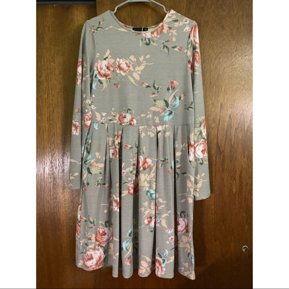 Floral Dress with Pockets!